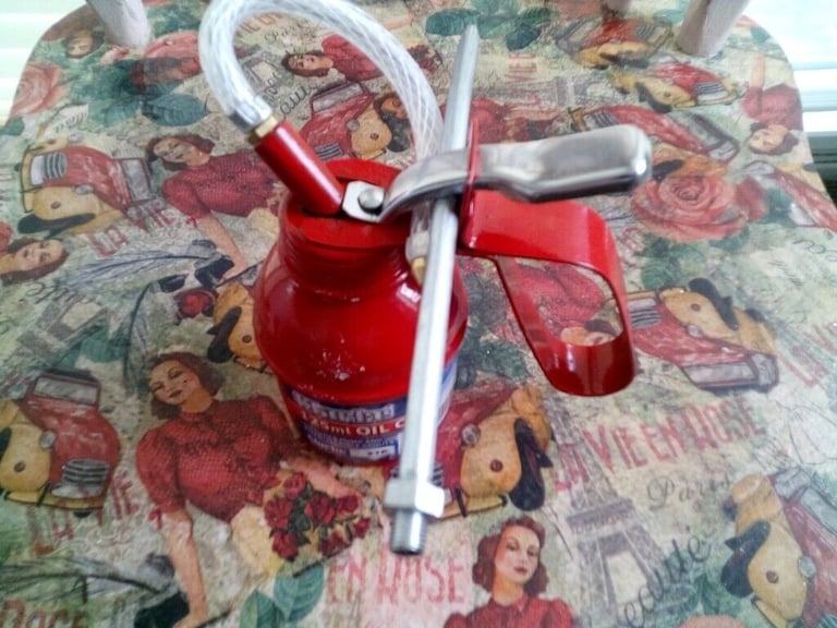 OIL BOTTLE WITH TUBE AND LANCE £3