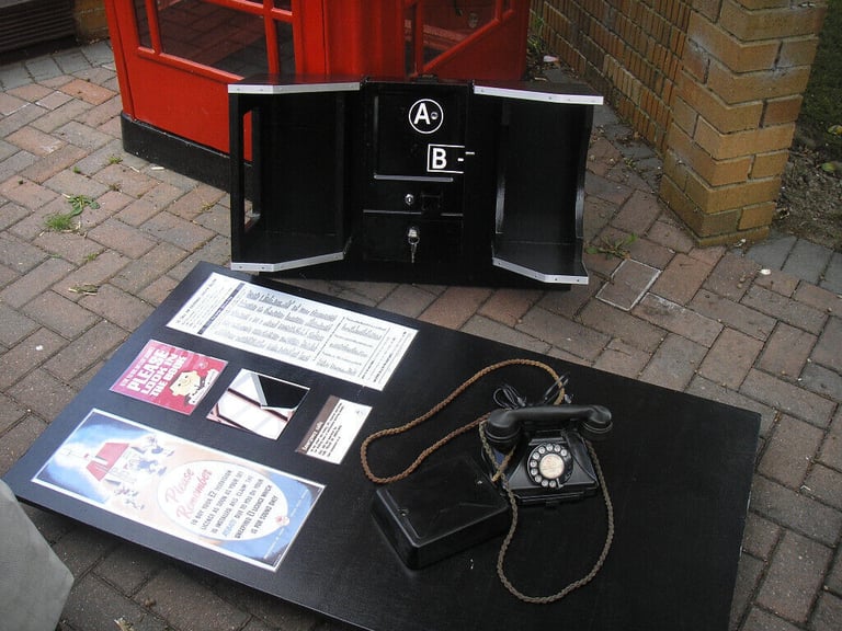 A B Coin Box & 232 King Pyramid Telephone Bell Set Jubilee Shelf Red K