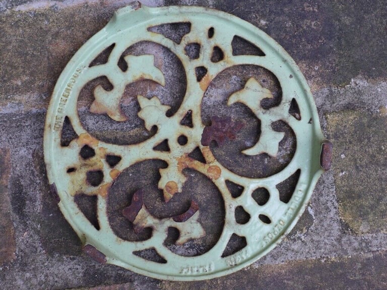 Vintage Antique Cast Iron Trivet Hot Plate Pot Stand Fireplace Fireside Decoration.