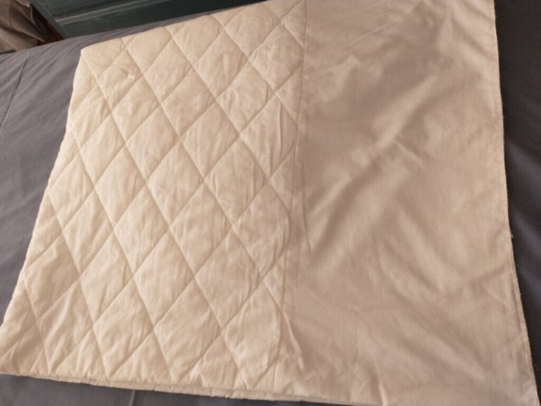 SINGLE BED QUILTED MATTRESS COVER. WHITE.