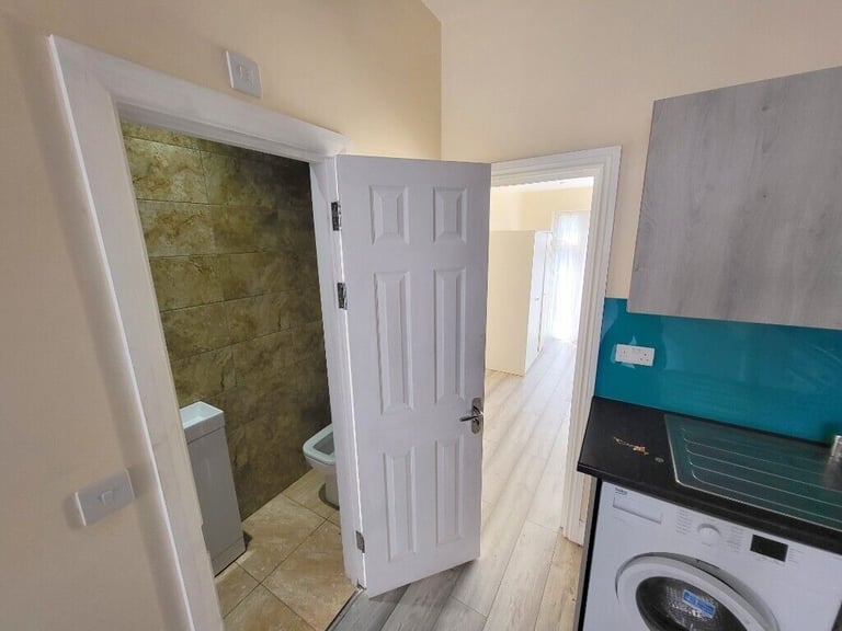 One Bedroom Extra large ground floor flat to let with the Garden
