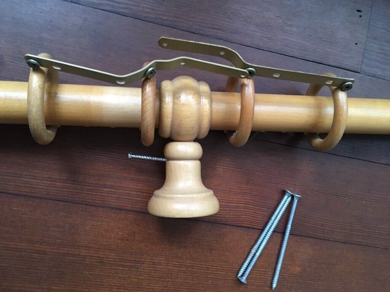 Oak/ Pine Curtain Pole complete with brackets, finials, curtain rings. Adjustable 250cm max length