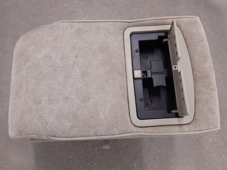 NISSAN ELGRAND E51 SECOND ROW MIDDLE SEAT 3RD SEAT CUBBY ARM REST RIDER HIGHWAY STAR CLOTH NE51 