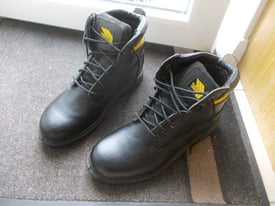 Earth works safety boots size 13 very good condition