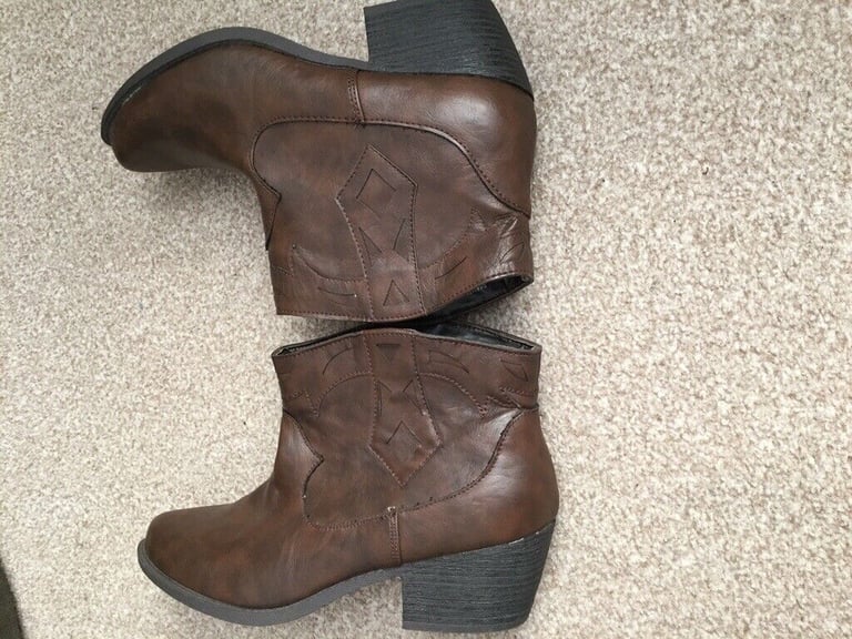   New Leather Ankle Boots Size 7 