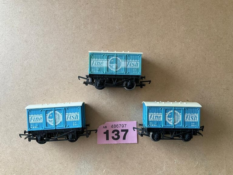 HORNBY FINE FISH VANS  WAGONS X 3 