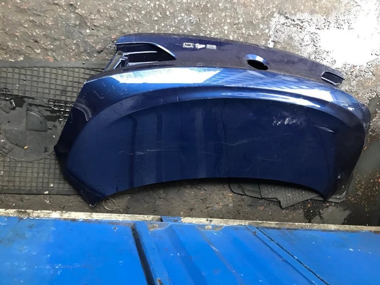 BMW 6 Series 2016 F12  Rear boot lid would need a respray 