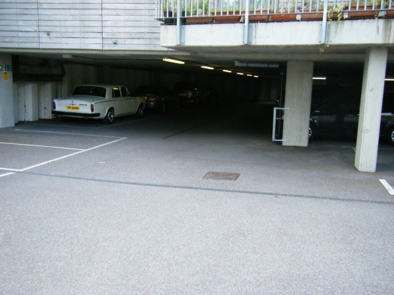 Private weekday parking off ***PORTSMOUTH RD*** 5 mins walk to centre (4717) GU2 4DR