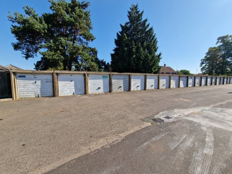 CHEAP SECURE GARAGES FOR RENT, 24/7 IDEALLY LOCATED IN , CROMWELL WAY, FARNBOROUGH. HAMPSHIRE