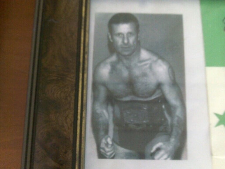 2 SIGNED WRESTLING STARS CARDS   WITH PROGRAMME    FRAMED
