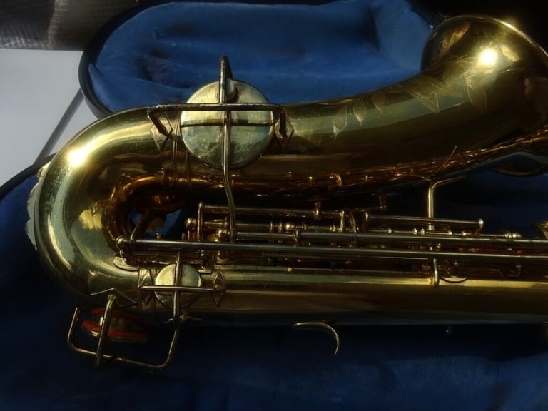 beuscher tru tone alto saxaphone,gold plated.