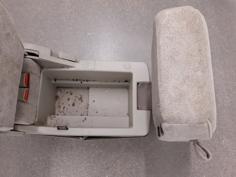 NISSAN ELGRAND E51 SECOND ROW MIDDLE SEAT 3RD SEAT CUBBY ARM REST RIDER HIGHWAY STAR CLOTH NE51 