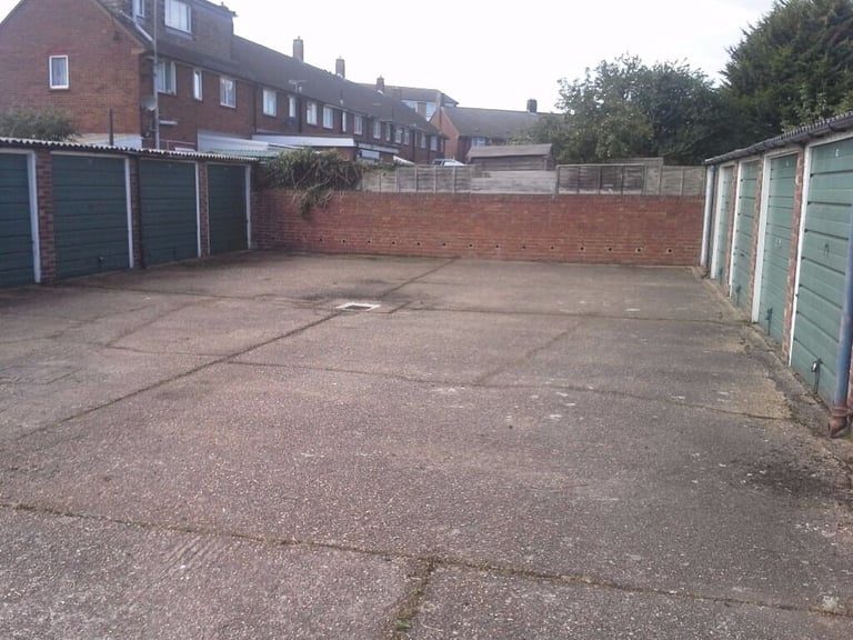 image for Garage/Parking/Storage to rent: Frobisher Crescent, Stanwell Staines TW19 7RE - GATED SITE