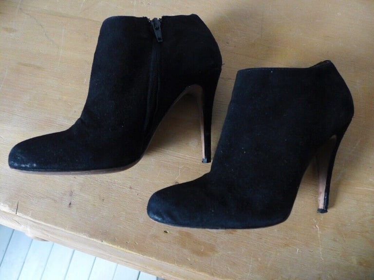 ALDO Black Suede Short Ankle Boots. Stiletto Heels. Size: EU 40, UK 7. Very clean and smart.