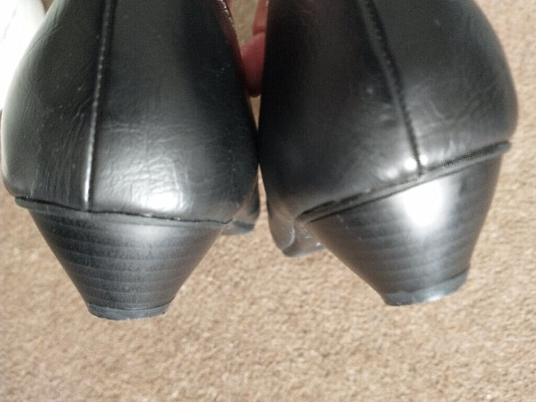 LADIES SHOES. SIZE 6. CLARK. BLACK. Slip-on shoes with buckle. Ditsy heel.