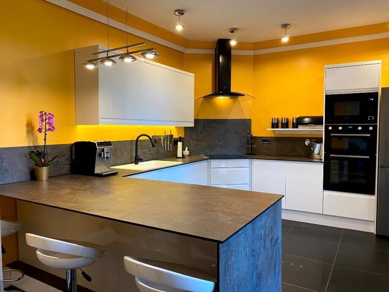 Kitchen Units – BRAND NEW- High White Gloss Handleless