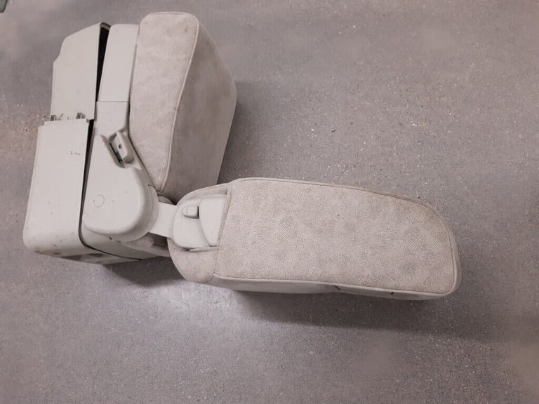 NISSAN ELGRAND E51 SECOND ROW MIDDLE SEAT 3RD SEAT CUBBY ARM REST RIDER HIGHWAY STAR CLOTH NE51 
