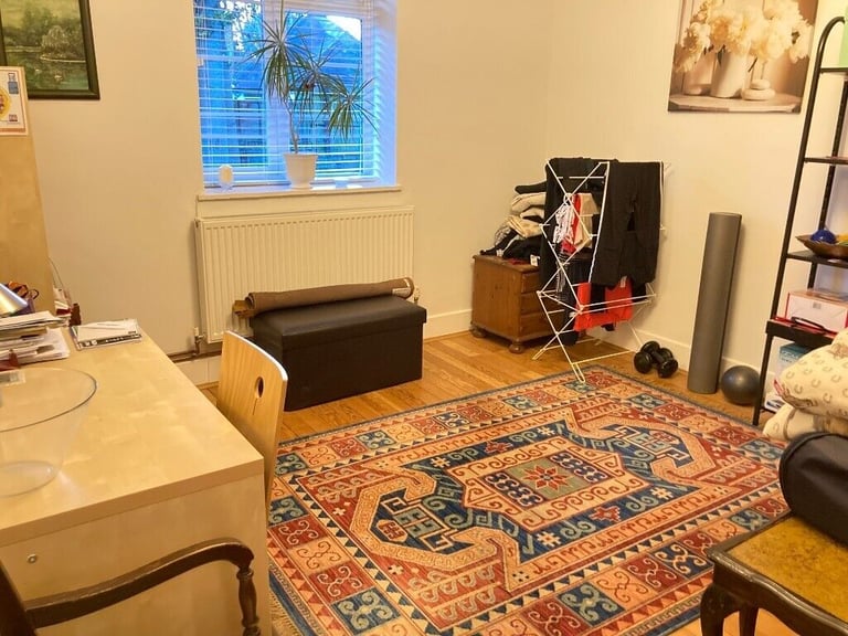 InLadyOwnersFlat DoubleRoom ToLet ShareKitchenBathShower Garden InBillsNet VeryNearRailBusShopsRiver