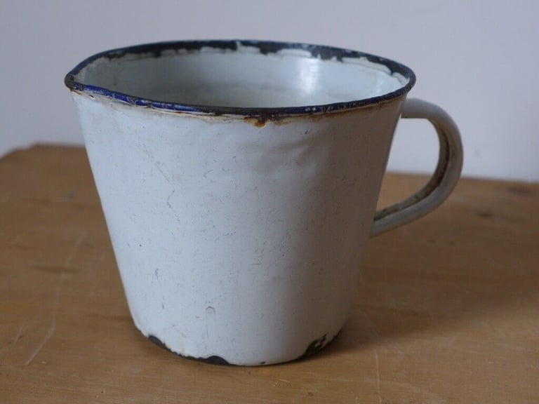 Collectible/Collectable Kitchenalia: Vintage Enamel Measuring Jug. One pint capacity.