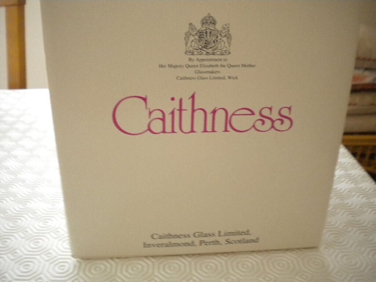 CAITHNESS PEDESTAL GLASS BOWL. PINK SWIRL PATTERN BOXED .NEW.  