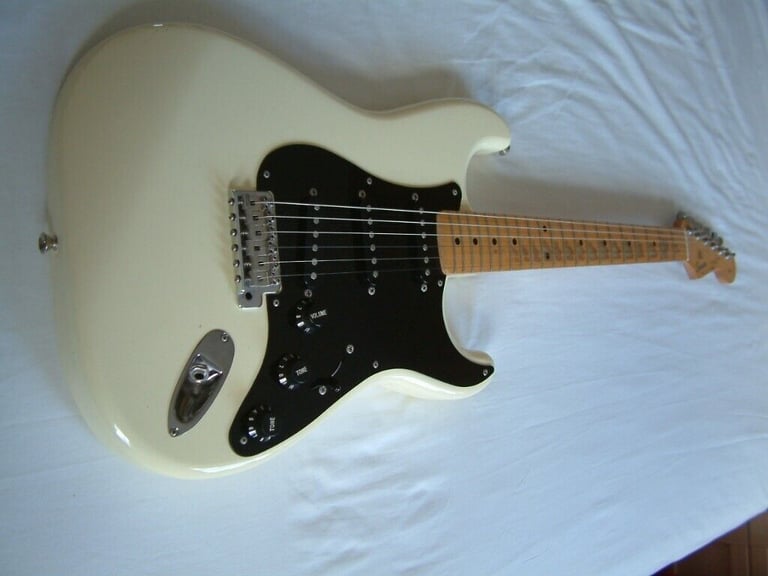 image for Fender Squier Silver Series Stratocaster electric guitar - Olympic White - Japan - '92/'94 - Vintage