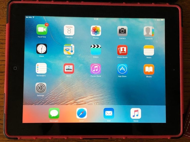 image for iPad 2 16gb (MC773B/A) with Bluetooth keyboard in very good condition 