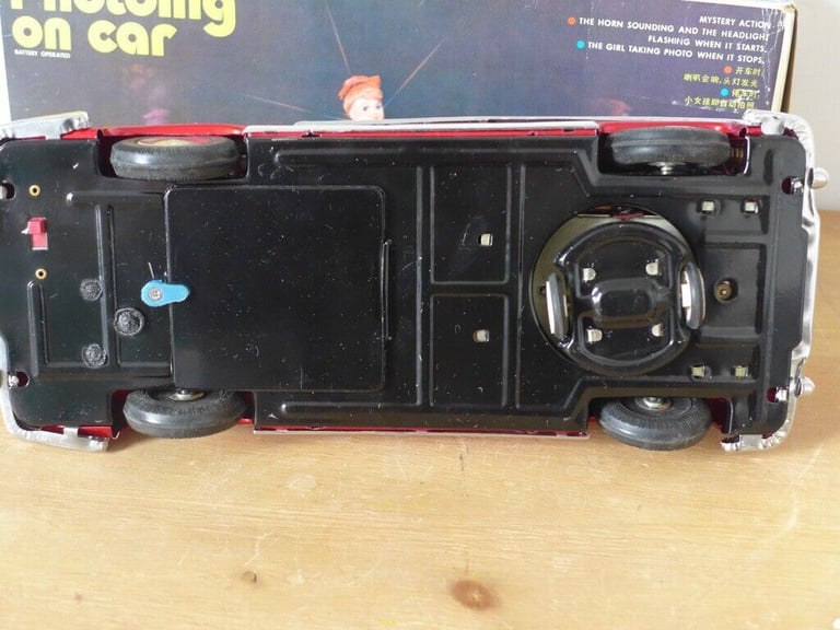 Collectable CHINESE TIN TOY: Vintage PHOTOING ON CAR. Model ME630. Battery Operated. Rare.