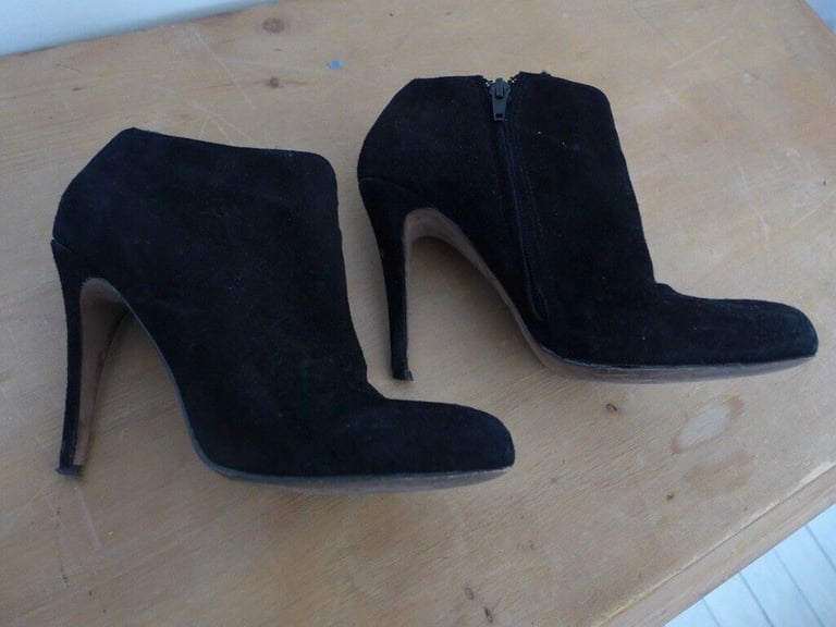ALDO Black Suede Short Ankle Boots. Stiletto Heels. Size: EU 40, UK 7. Very clean and smart.
