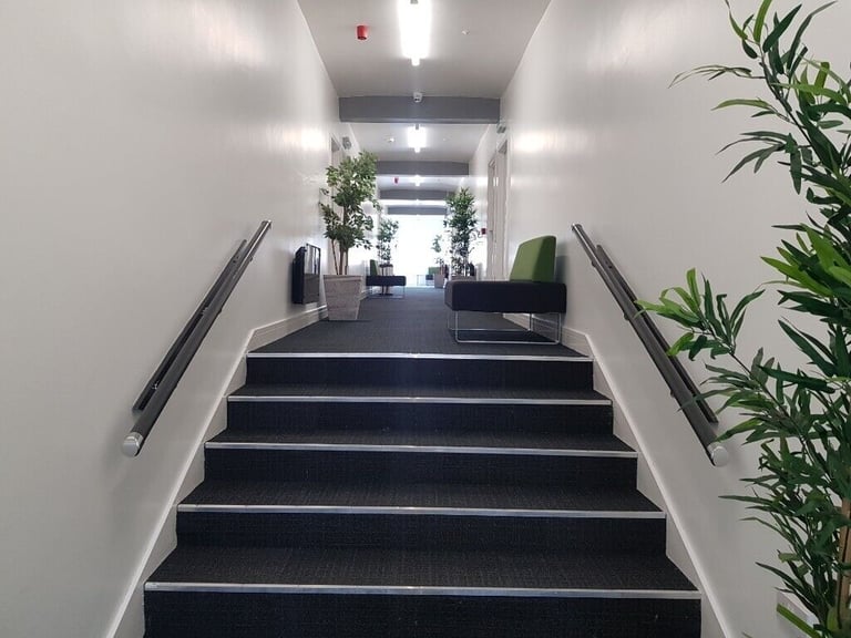 LUXURY OFFICE TO LET - VERY CLOSE TO STATION :)
