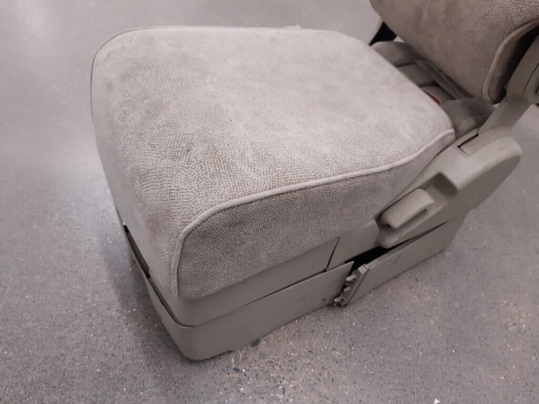 NISSAN ELGRAND E51 SECOND ROW MIDDLE SEAT 3RD SEAT CUBBY ARM REST RIDER HIGHWAY STAR CLOTH NE51 