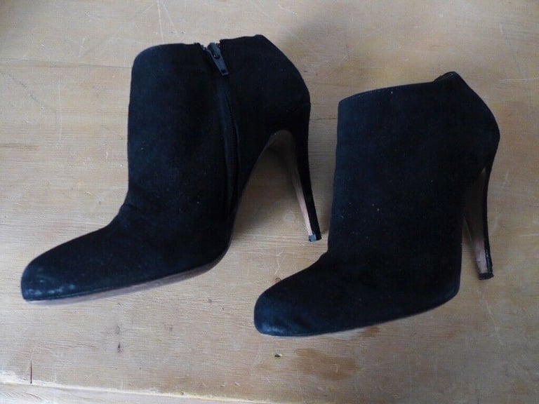 ALDO Black Suede Short Ankle Boots. Stiletto Heels. Size: EU 40, UK 7. Very clean and smart.