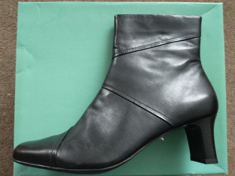  LEATHER BOOTS - CLARKS. SMART, BLACK, HEELED. Size 5.5D. New, unworn