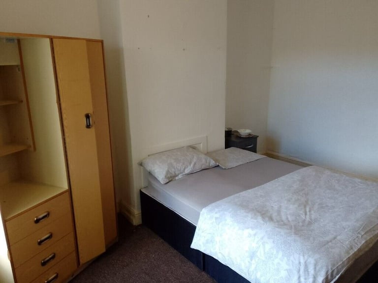 *EMERGENCY ACCOMMODATION*DOUBLE ROOM in EARLSBURY GARDEN B20*ALL DSS ACCEPTED*SEE DESCRIPTION*