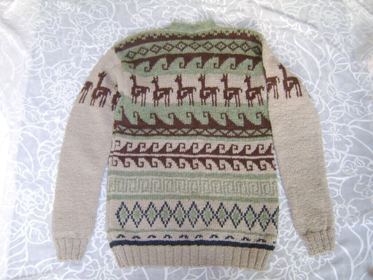  Unisex Sweater  Size M