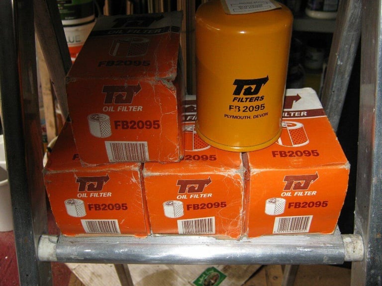 AUDI / VW  ENGINE OIL FILTERS FB 2095. JOB LOT of. 5 filters 