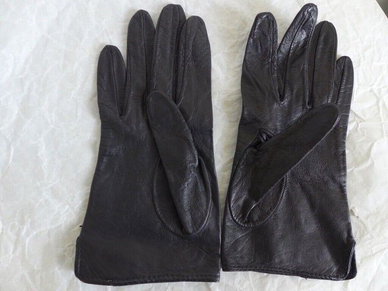 Collectable: Lady's 1940s 1950s Vintage Unlined BLACK KID LEATHER GLOVES. Size 7.5.