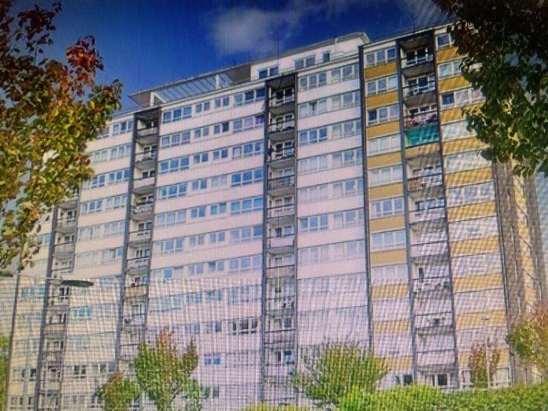 Exchange wanted ! LARGE 2 BED FLAT HORNCHURCH 5TH FLOOR WANT 2-3 BED ESSEX OR EST LONDON