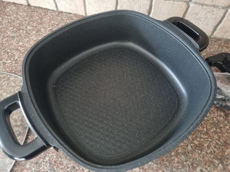 Multi-Function Electric Cooker Pan with Lid / Adjustable Thermostatic Control / Non-Stick