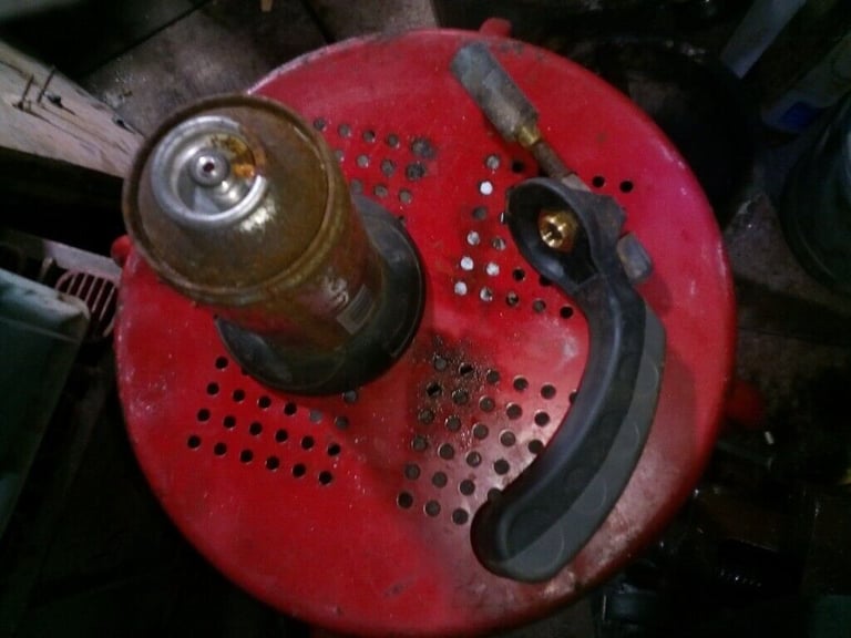 GAS BURNER GUN AND CANNISTER NOT MUCH GAS £3