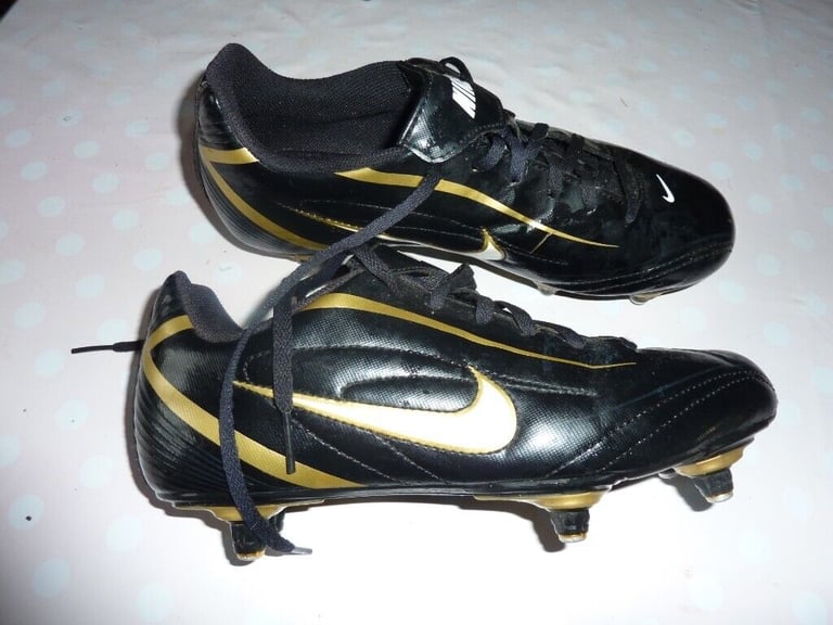 Youths football boots UK size 5