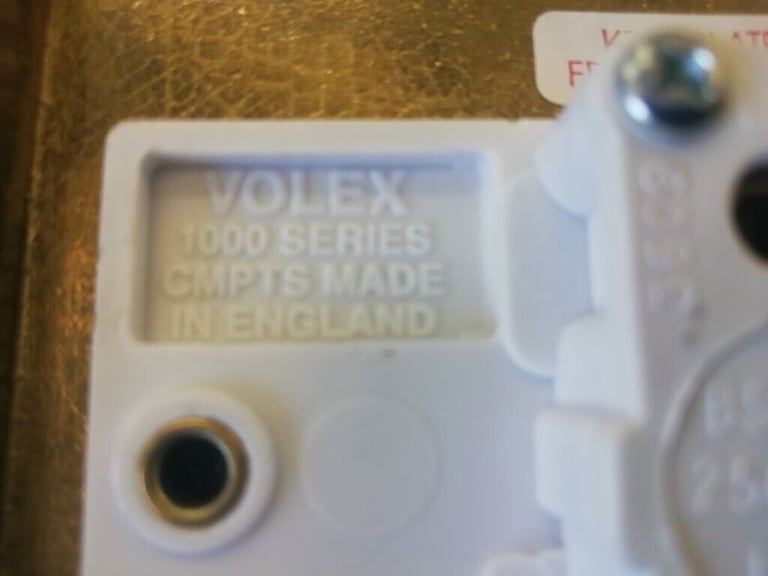 VOLEX 1000 SERIES 10AX POLISHED BRASS LIGHT SWITCH 1-GANG WITH WHITE SWITCH