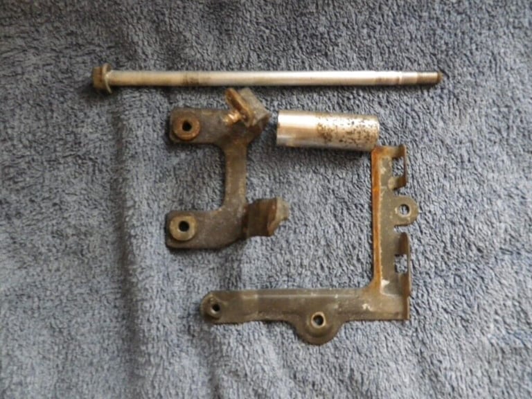 Suzuki SV1000 2006 Brackets and Engine Bolt 