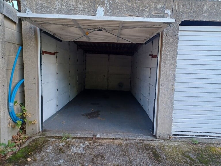TO LET LOCK UP GARAGE IN STREATHAM LONDON SW16 5PQ