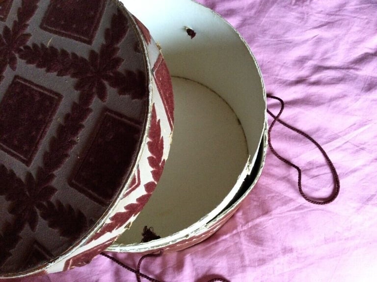  HAT BOX COLLECTABLE VINTAGE