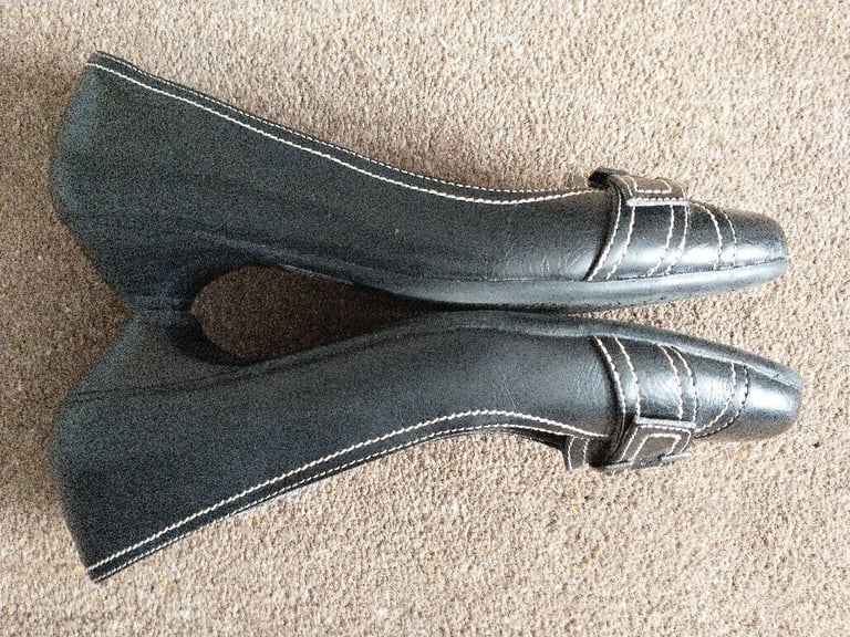 LADIES SHOES. SIZE 6. CLARK. BLACK. Slip-on shoes with buckle. Ditsy heel.