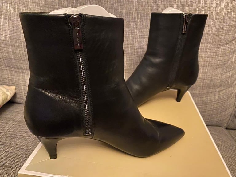 Michael Kors NEW IN PACKAGING Blaine Flex Kitten Heel Boots 38.5 / 5.5