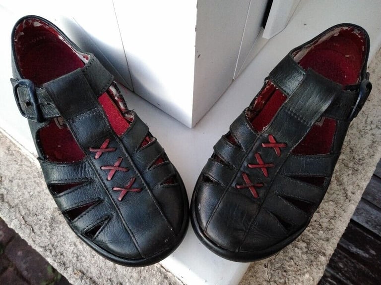 image for Navy Leather Sandals/ Summer Shoes Child Size 11 avg. width. New heels