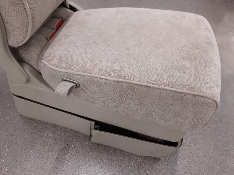 NISSAN ELGRAND E51 SECOND ROW MIDDLE SEAT 3RD SEAT CUBBY ARM REST RIDER HIGHWAY STAR CLOTH NE51 