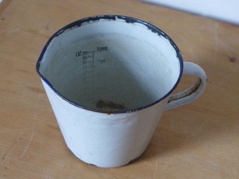 Collectible/Collectable Kitchenalia: Vintage Enamel Measuring Jug. One pint capacity.