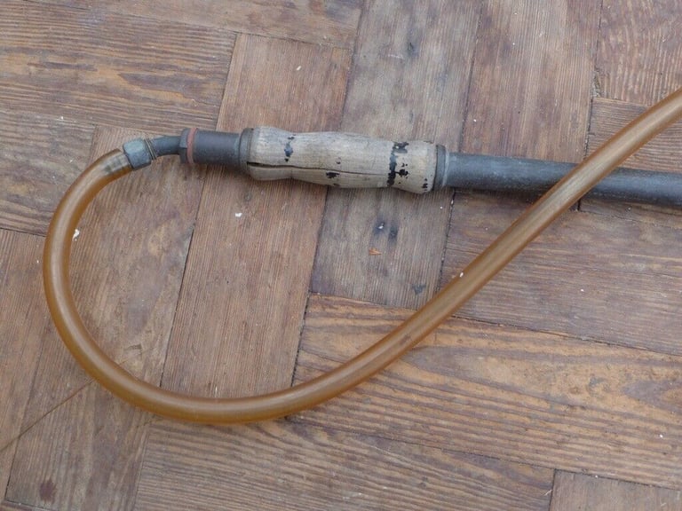 Collectible / collectable: Antique vintage long-arm garden sprayer.